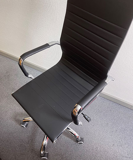 Hier ist noch ein Platz frei Ein leerer Drehstuhl